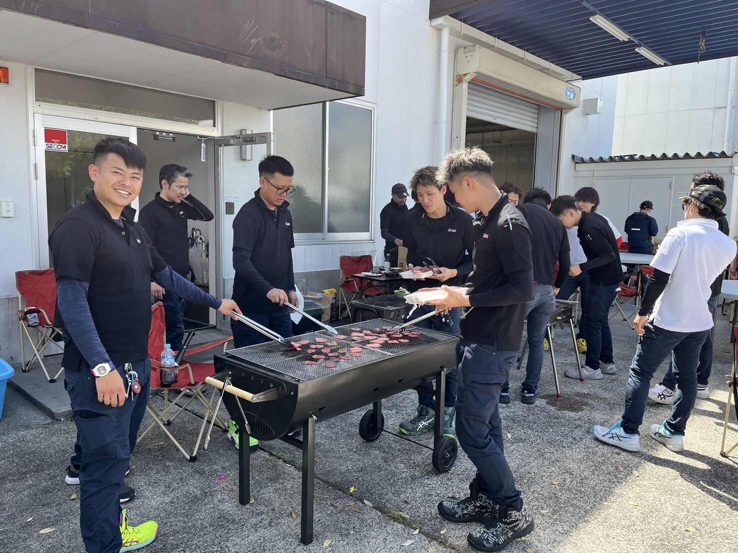 【四日市の大輝工業】「今日の現場は…BBQ！？」社長の急な一言で始まった“ゲリラBBQ”に社員大歓喜！